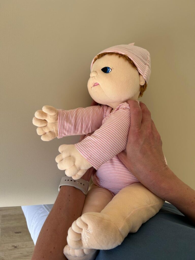 Demonstration der Seitenlage beim Baby mit seitlicher Stützhaltung – Anleitung zum Handling in der Kinderphysiotherapie Ritterburg