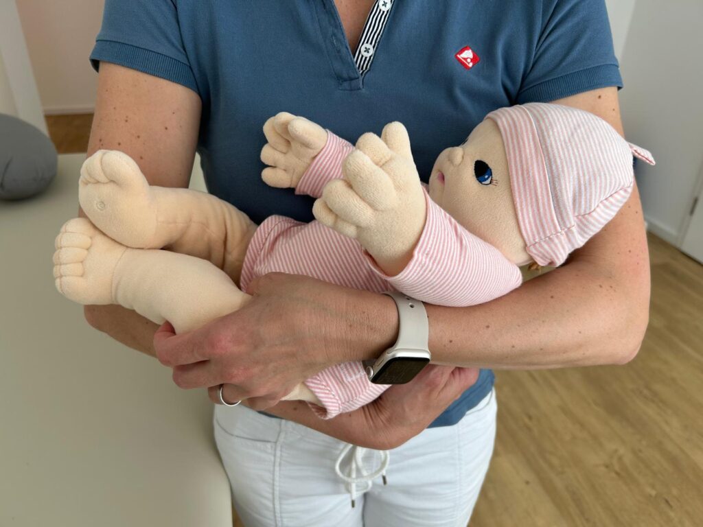 Tragegriff für Neugeborene in Rückenlage – ergonomische und sichere Armhaltung im Rahmen des therapeutischen Handlings in der Kinderphysiotherapie Ritterburg