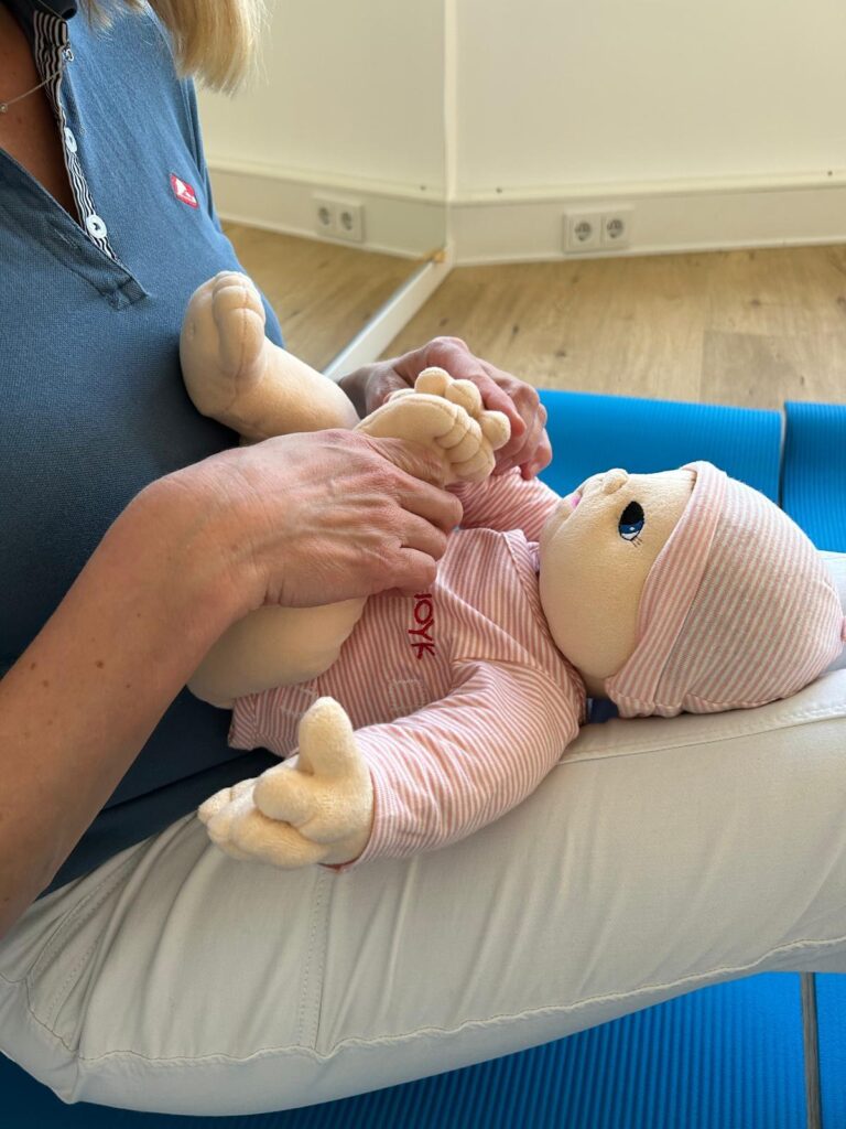Therapieposition: Rückenlage des Babys auf dem Schoß – fördernde Interaktion und Bewegungsanbahnung in der Kinderphysiotherapie Ritterburg